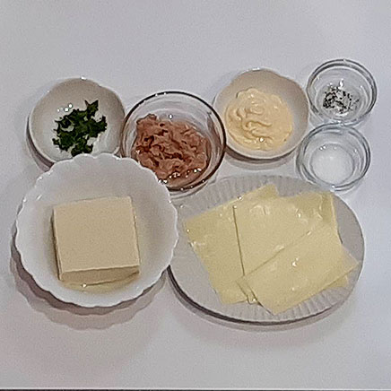 グラタン皿1皿分の豆腐とツナのグラタンに使った材料（パセリ・ツナ・豆腐・プロセスチーズ・豆腐・マヨネーズ・塩・こしょう）