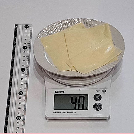 グラタン皿1皿分の豆腐とツナのグラタンに使ったプロセスチーズ