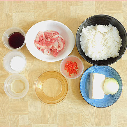 豆腐牛丼の材料（ご飯、牛肉、豆腐、玉ねぎ、紅しょうが、醬油、砂糖、酒、サラダ油）