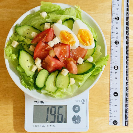 中皿1皿分のクルトンとレタスのサラダ