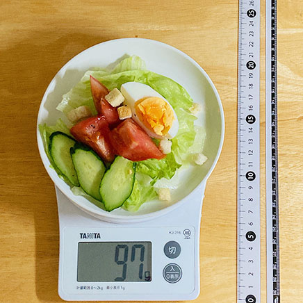 小皿1皿分のクルトンとレタスのサラダ