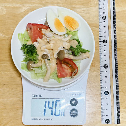 中皿一皿分の蒸し鶏ときのこのサラダ