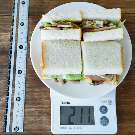 4切れ分・1人前のマッシュルームとベーコンの卵のサンドイッチ