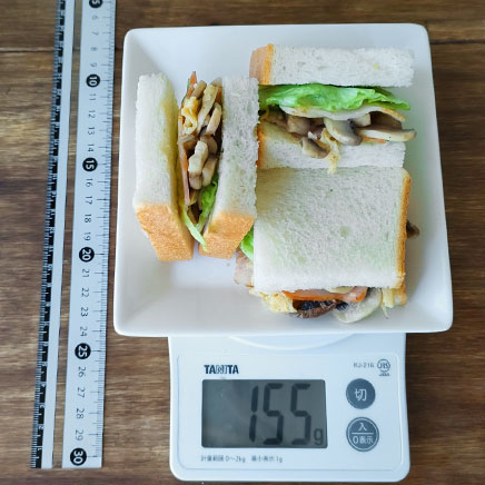 3切れ分のマッシュルームとベーコンの卵のサンドイッチ