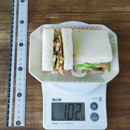 2切れ分のマッシュルームとベーコンの卵のサンドイッチ