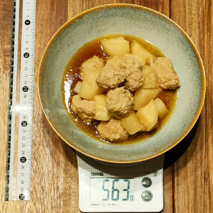 大皿1皿分の鶏団子と大根の煮物