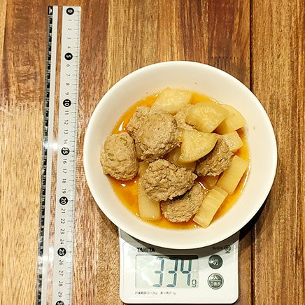 中鉢1杯分の鶏団子と大根の煮物