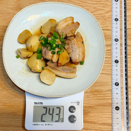 中皿一皿分の1人前の豚肉と里芋の煮物