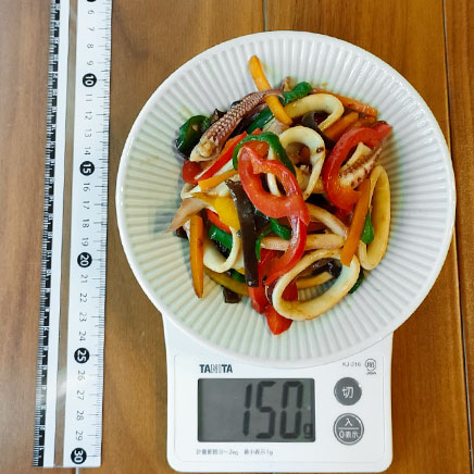 中皿1皿のイカと野菜のオイスター炒め