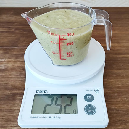 410mlグラス1杯分を計量カップに入れたキャベツとバナナのスムージー