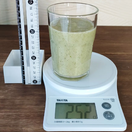 410mlグラス1杯分のキャベツとバナナのスムージー