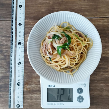 取り皿に取り分けたのツナと玉ねぎの和風パスタ