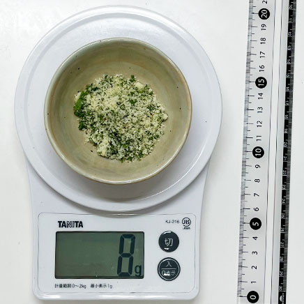 豆鉢に入れた大さじ1杯分のパセリチーズ