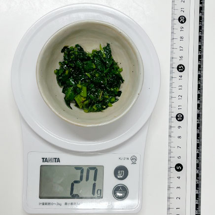 豆鉢に入れた大さじ1杯分のモロヘイヤソース