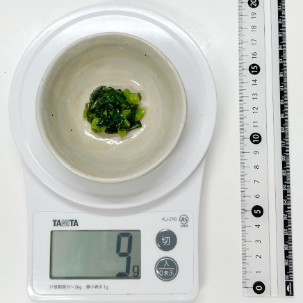 豆鉢に入れた小さじ1杯分のモロヘイヤソース