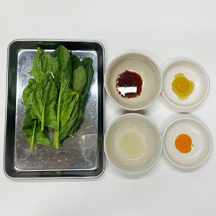 大さじ1杯分のモロヘイヤソースに使った材料（モロヘイヤ、醤油、レモン汁、ごま油、ラー油）