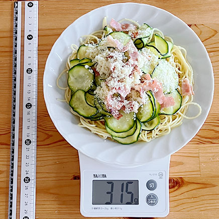 大皿1皿分のズッキーニとベーコンの和風パスタ