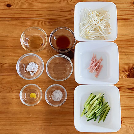 豆鉢1杯分のブラックマッペもやしのサラダに使った材料(ブラックマッペもやし、ロースハム、きゅうり、醤油、酢、塩、ごま油、砂糖、からし)