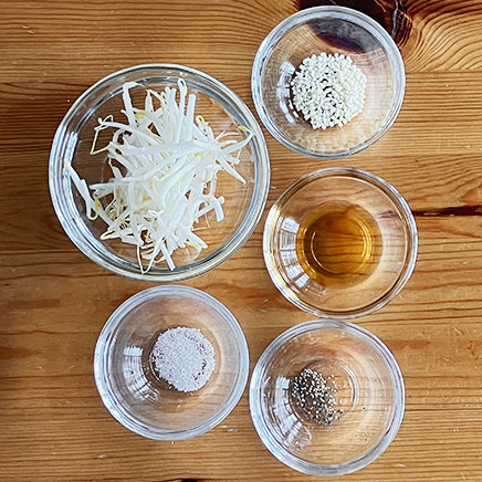 豆鉢1杯分のブラックマッペもやしのナムルに使った材料（ブラックマッペもやし、ごま油、顆粒中華だし、塩、こしょう）