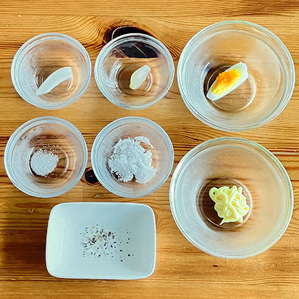 大さじ1杯分のらっきょうタルタルソースに使った材料(マヨネーズ、玉ねぎ、らっきょう甘酢漬、塩、こしょう、砂糖、ゆで卵)