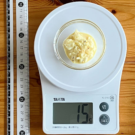 豆鉢に入れた大さじ1杯分のらっきょうタルタルソース