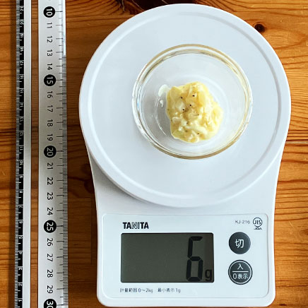 豆鉢に入れた小さじ1杯分のらっきょうタルタルソース