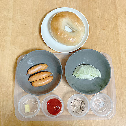 1個分のウインナーのベーグルサンドを作るのに使用した材料(ベーグル、ウインナー、キャベツ、塩、こしょう、ケチャップ、バター)