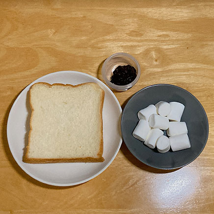 食パン1枚分のマシュマロトーストに使用した材料(食パン、マシュマロ、ブルーベリージャム)