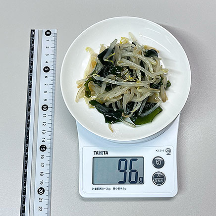 中皿1皿分のもやしとわかめのナムル