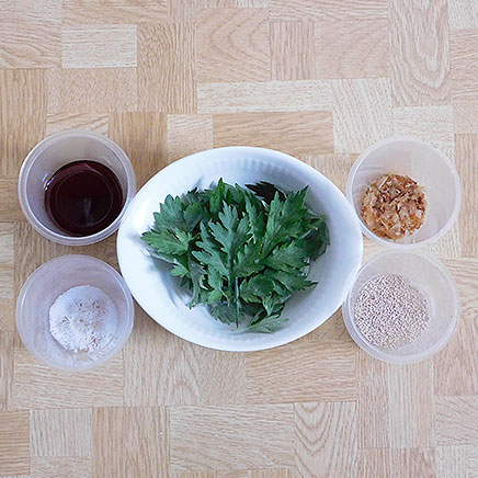 よもぎのおひたしの材料(よもぎ、かつお節、醤油、風味調味料、塩)