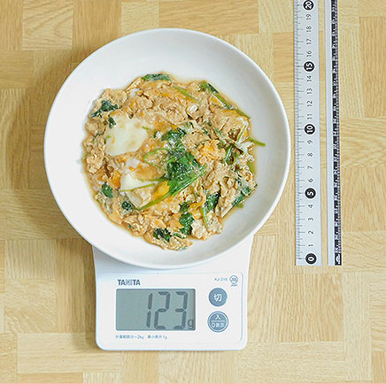 中皿1皿分の根三つ葉の卵とじ