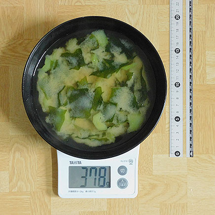 汁椀(大)1杯分の白瓜とわかめの味噌汁