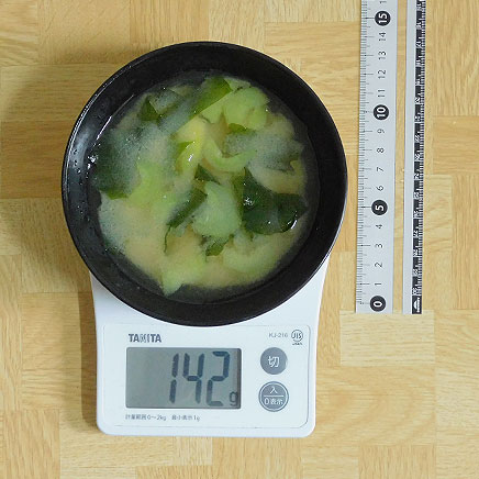 汁椀(小)1杯分の白瓜とわかめの味噌汁