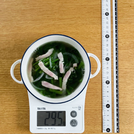 スープカップ1杯分のほうれん草とベーコンのスープ
