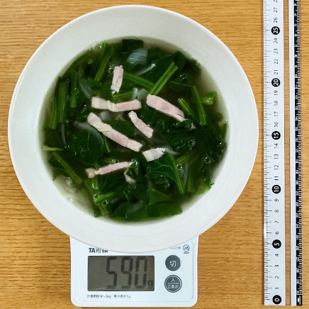 スープ皿1皿分のほうれん草とベーコンのスープ