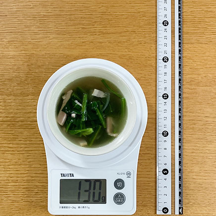 小鉢1杯分のほうれん草とベーコンのスープ