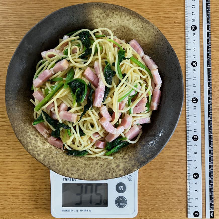 中皿1皿分のほうれん草とベーコンの和風パスタ