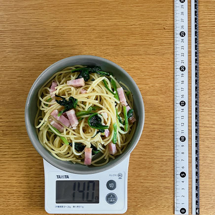 中鉢1杯分のほうれん草とベーコンの和風パスタ