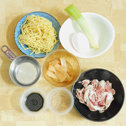 どんぶり1杯分の牛肉ラーメンに使った材料(中華麺、卵、ねぎ、牛肉、メンマ、ごま、醤油、ごま油、顆粒中華だし、砂糖、水)