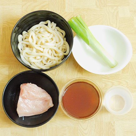 どんぶり1杯分の鶏うどんに使った材料(うどん、鶏肉、ねぎ、めんつゆ、水)