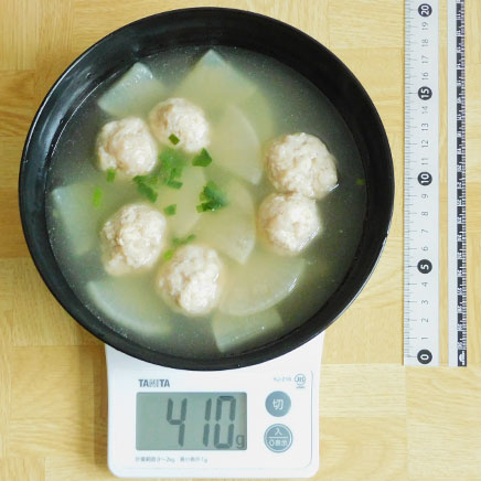 汁椀（大）1杯分の鶏団子と大根のスープ