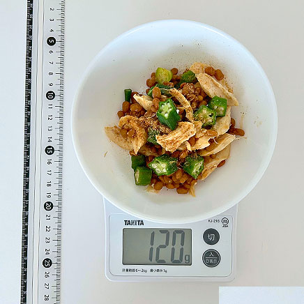 中皿1皿分のささみとオクラの納豆和え