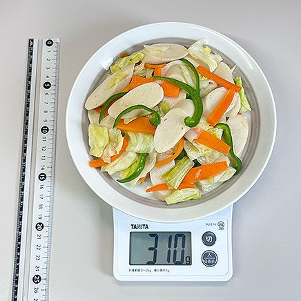 大皿1皿分の魚肉ソーセージの野菜炒め