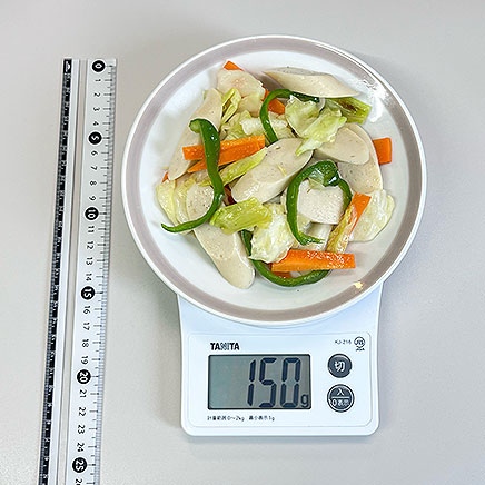 中皿1皿分の魚肉ソーセージの野菜炒め