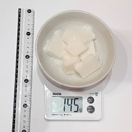 中皿1皿分の葛粉の牛乳餅