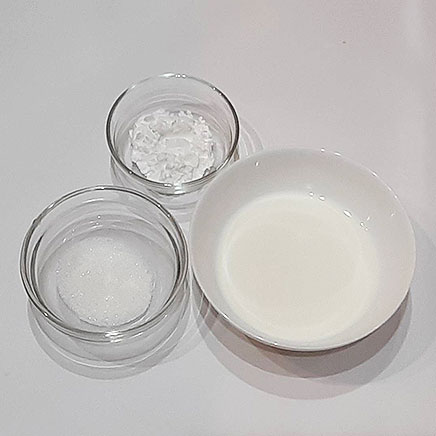 中皿1皿分の葛粉の牛乳餅に使用した材料（牛乳、砂糖、葛粉）