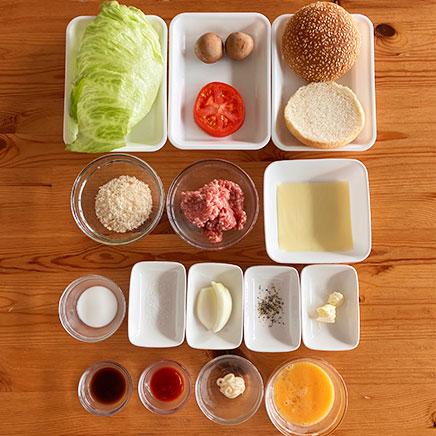 1個分のマッシュルームチーズバーガーに使った材料(バンズ、マッシュルーム、レタス、トマト、牛ひき肉、卵、玉ねぎ、塩、こしょう、パン粉、牛乳、プロセスチーズ、バター、ケチャップ、中濃ソース、マヨネーズ)