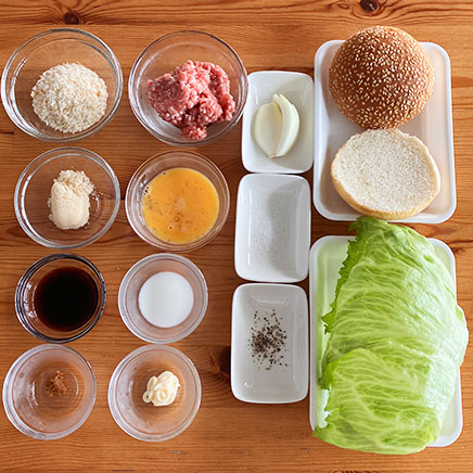 1個分の照り焼きハンバーガーに使った材料(バンズ、牛ひき肉、卵、玉ねぎ、塩、こしょう、 パン粉、牛乳、レタス、砂糖、味噌、醤油、マヨネーズ)
