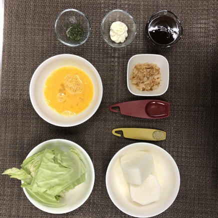1枚分のキャベツと長芋のお好み焼きに使った材料（キャベツ・長芋・たまご・風味調味料・サラダ油・中濃ソース・マヨネーズ・かつお節・青海苔）