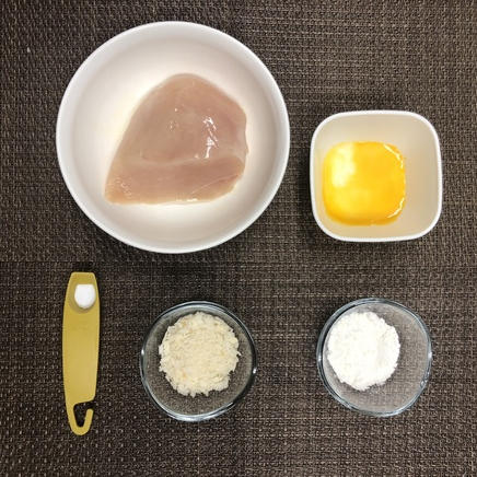 1人前のチキンカツ定食に使った材料(鶏胸肉皮無し・卵・塩・小麦粉・パン粉)